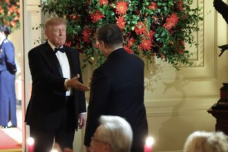 O presidente dos EUA, Donald Trump, e o presidente chinês, Xi Jinping, ao lado da escultura dada como presente à Pequim no jantar de Estado