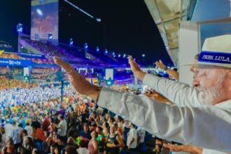 Acadêmicos de Niterói homenageia Lula no Carnaval