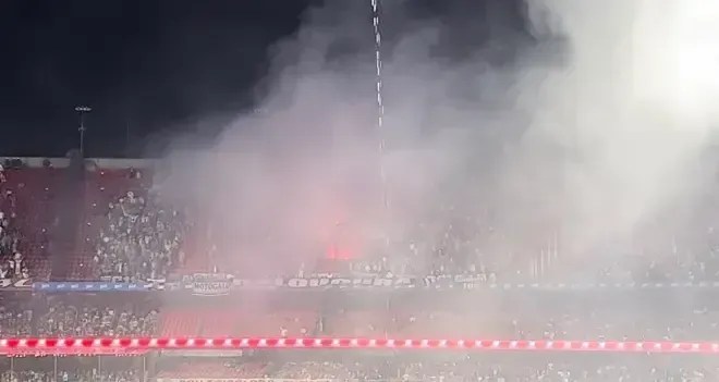 Torcedores do Atlético acenderam sinalizadores durante jogo contra o São Paulo