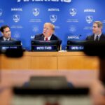 Bandeiras dos Estados Unidos e de países da América Latina em reunião internacional