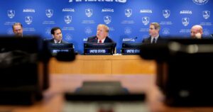 Bandeiras e cúpula de reuniões internacionais da ONU em Nova York