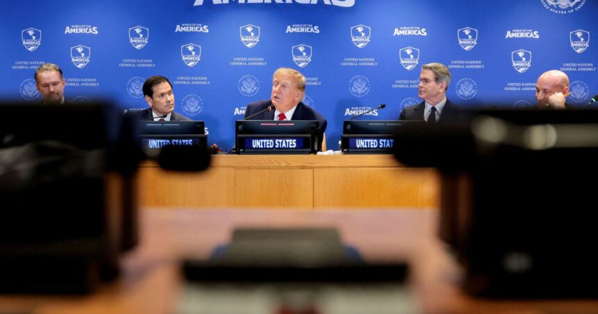 Bandeiras e cúpula de reuniões internacionais da ONU em Nova York