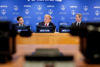 Bandeiras dos Estados Unidos e de países da América Latina em reunião internacional