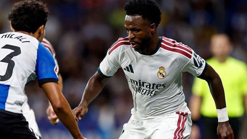 Vini Jr. durante partida entre Real Madrid e Espanyol