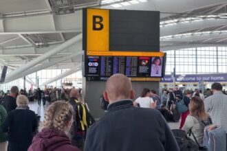 Passageiros enfrentam transtornos em aeroporto do Reino Unido
