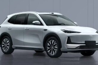 Geely EX5 ganha 333 cv e tração traseira na China