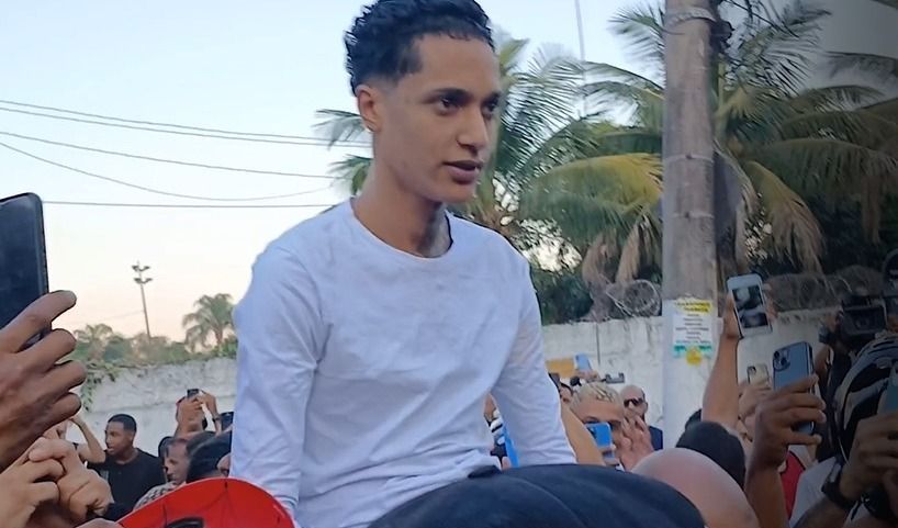 Rapper Oruam em apresentação musical