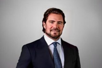 Daniel Vorcaro, em uma foto centralizada, de terno