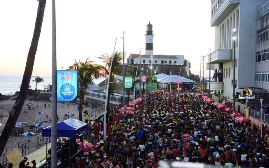 Policiais militares em patrulhamento durante o Carnaval de Salvador