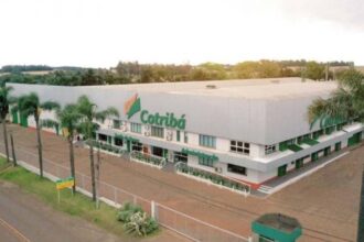 Vista de silos e instalações de cooperativa agrícola no Rio Grande do Sul