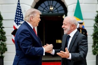 Os presidentes Donald Trump e Luiz Inácio Lula da Silva sorridentes durante encontro na Casa Branca