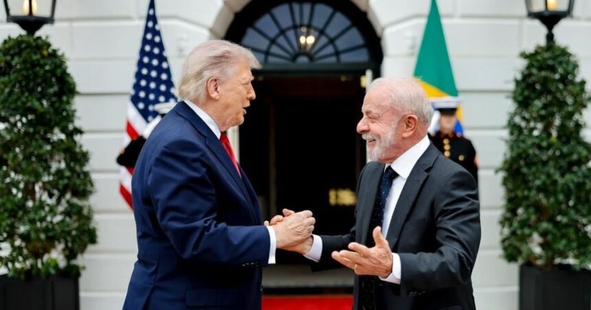 Os presidentes Donald Trump e Luiz Inácio Lula da Silva sorridentes durante encontro na Casa Branca