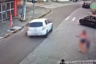 Carro branco registrado por câmera de segurança em Tremembé