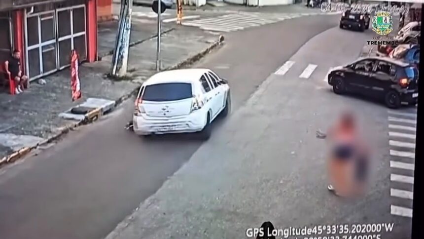 Carro branco registrado por câmera de segurança em Tremembé
