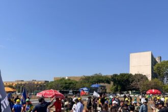 Oposição protesta em Brasília durante sessão do STF sobre Moraes