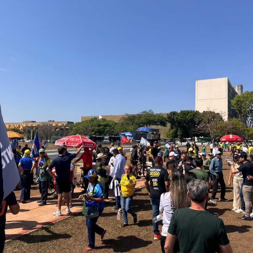 Oposição protesta em Brasília durante sessão do STF sobre Moraes