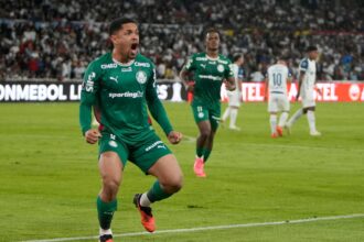 Vitor Roque comemora gol do Palmeiras contra a LDU em Quito