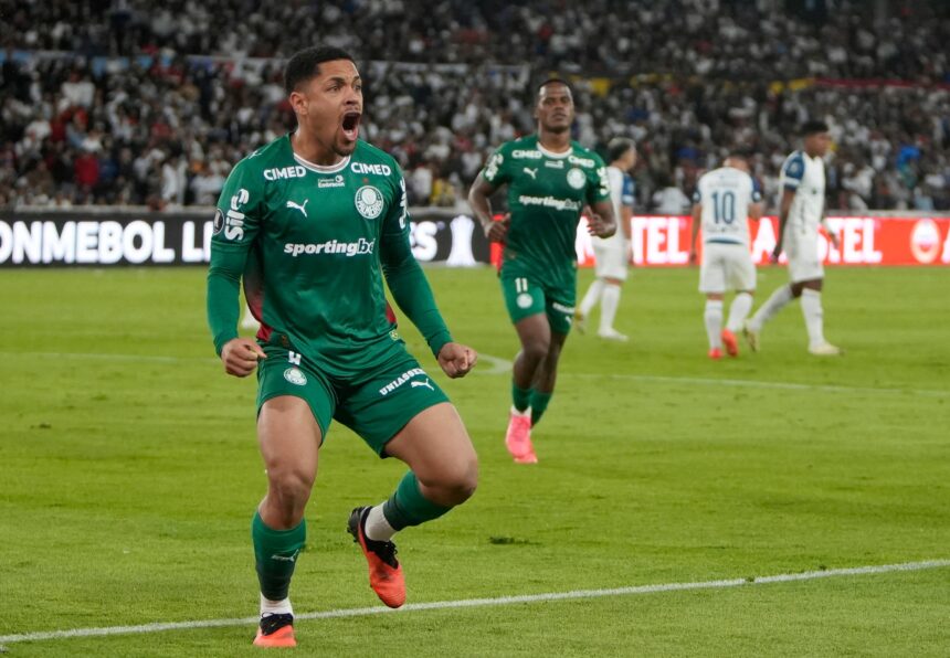 Vitor Roque comemora gol do Palmeiras contra a LDU em Quito