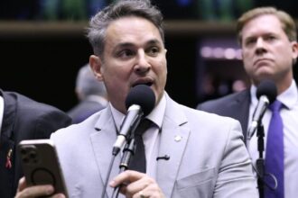 Urna eletrônica brasileira em destaque durante período de eleições.