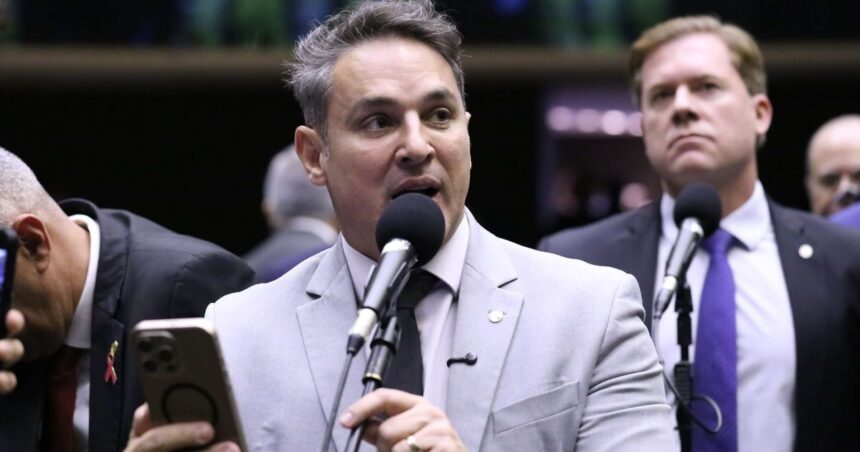 Urna eletrônica brasileira em destaque durante período de eleições.