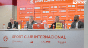 Coletiva de apresentação do técnico Eduardo Baptista, com as presenças de Alessandro Barcellos, presidente do clube, Abel Braga, ídolo e diretor, e Fabinho Soldado, executivo de futebol do clube