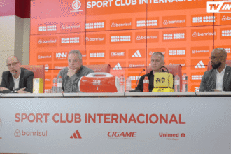 Coletiva de apresentação do técnico Eduardo Baptista, com as presenças de Alessandro Barcellos, presidente do clube, Abel Braga, ídolo e diretor, e Fabinho Soldado, executivo de futebol do clube