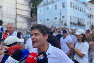 ACM Neto fala com jornalistas em Salvador