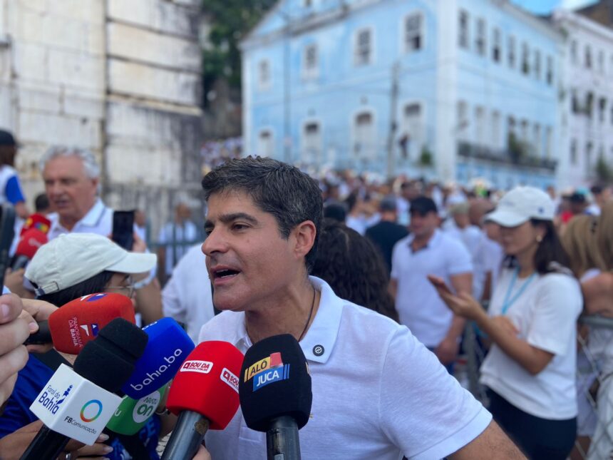 ACM Neto fala com jornalistas em Salvador