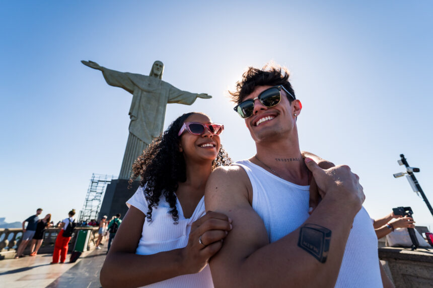 Turistas diante do Cristo Redentor no Rio de Janeiro