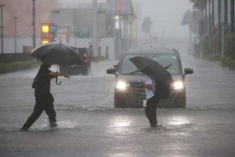 Tufão Dujuan se aproxima da capital do Japão, cancela centenas de voos e coloca 1,6 milhão sob alerta de evacuação