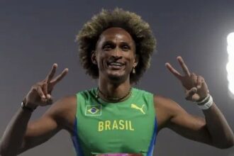 Atletas do Time Brasil comemoram conquista de medalhas.