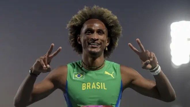 Atletas do Time Brasil comemoram conquista de medalhas.