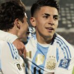 Julián Alvarez e Thiago Almada comemoram gol da Argentina sobre o Chile