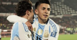 Julián Alvarez e Thiago Almada comemoram gol da Argentina sobre o Chile