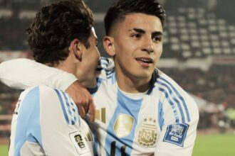 Julián Alvarez e Thiago Almada comemoram gol da Argentina sobre o Chile