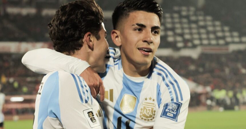 Julián Alvarez e Thiago Almada comemoram gol da Argentina sobre o Chile