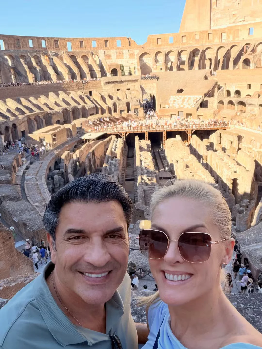 Ana Hickmann e Edu Guedes visitam o Coliseu durante a lua de mel em Roma