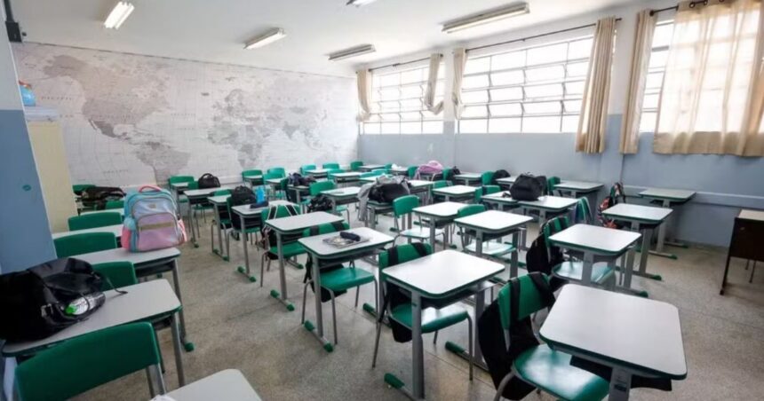 Foto mostra carteiras e cadeiras em sala de aula