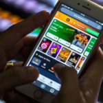Homem utilizando aplicativo de apostas online em um smartphone