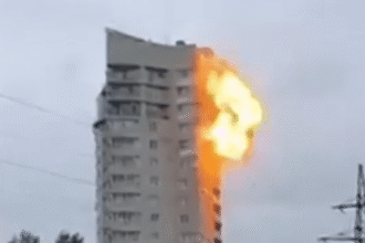 Prédio residencial atingido por ataque de drone em Perm
