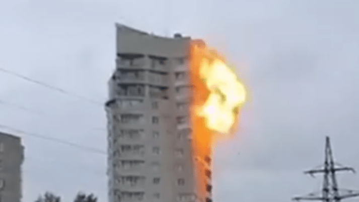 Prédio residencial atingido por ataque de drone em Perm