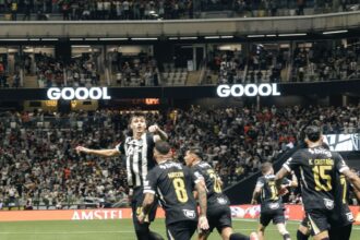 Jogadores do Atlético-MG comemoram o gol de Bernard aos 17 segundos da partida contra o Santos
