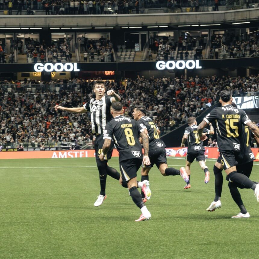 Jogadores do Atlético-MG comemoram o gol de Bernard aos 17 segundos da partida contra o Santos