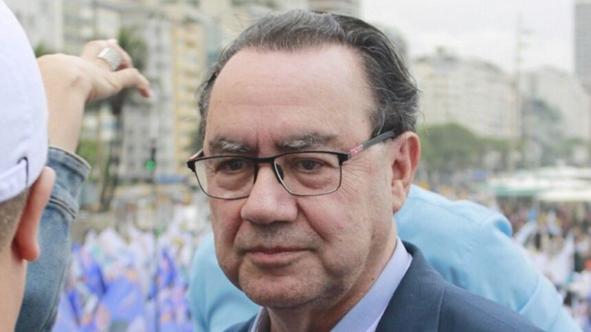 Augusto Cury participa de ato de campanha em Copacabana
