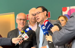 Augusto Cury fala a jornalistas, cercado por microfones, durante visita ao Instituto Baccarelli, em São Paulo.