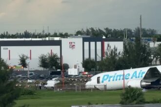 Avião de carga após sair da pista em Miami