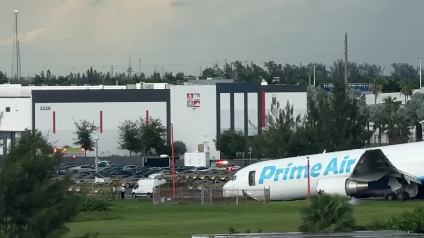 Avião de carga após sair da pista em Miami
