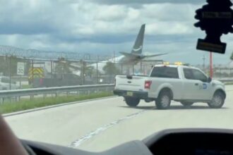Avião de carga da Amazon ultrapassa pista ao pousar em aeroporto de Miami