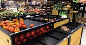 Carrinho de supermercado cheio de compras representando o impacto da inflação.