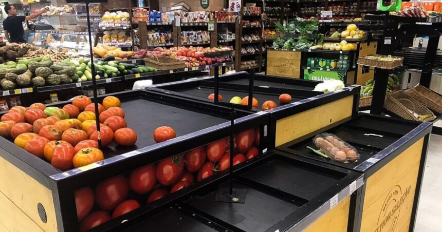 Carrinho de supermercado cheio de compras representando o impacto da inflação.